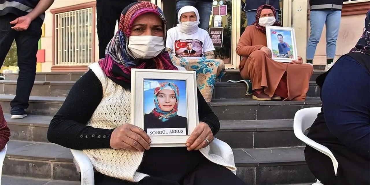 Diyarbakır annelerinden Akkuş: Gel, güvenlik güçlerine teslim ol kızım. Orası senin yerin değil